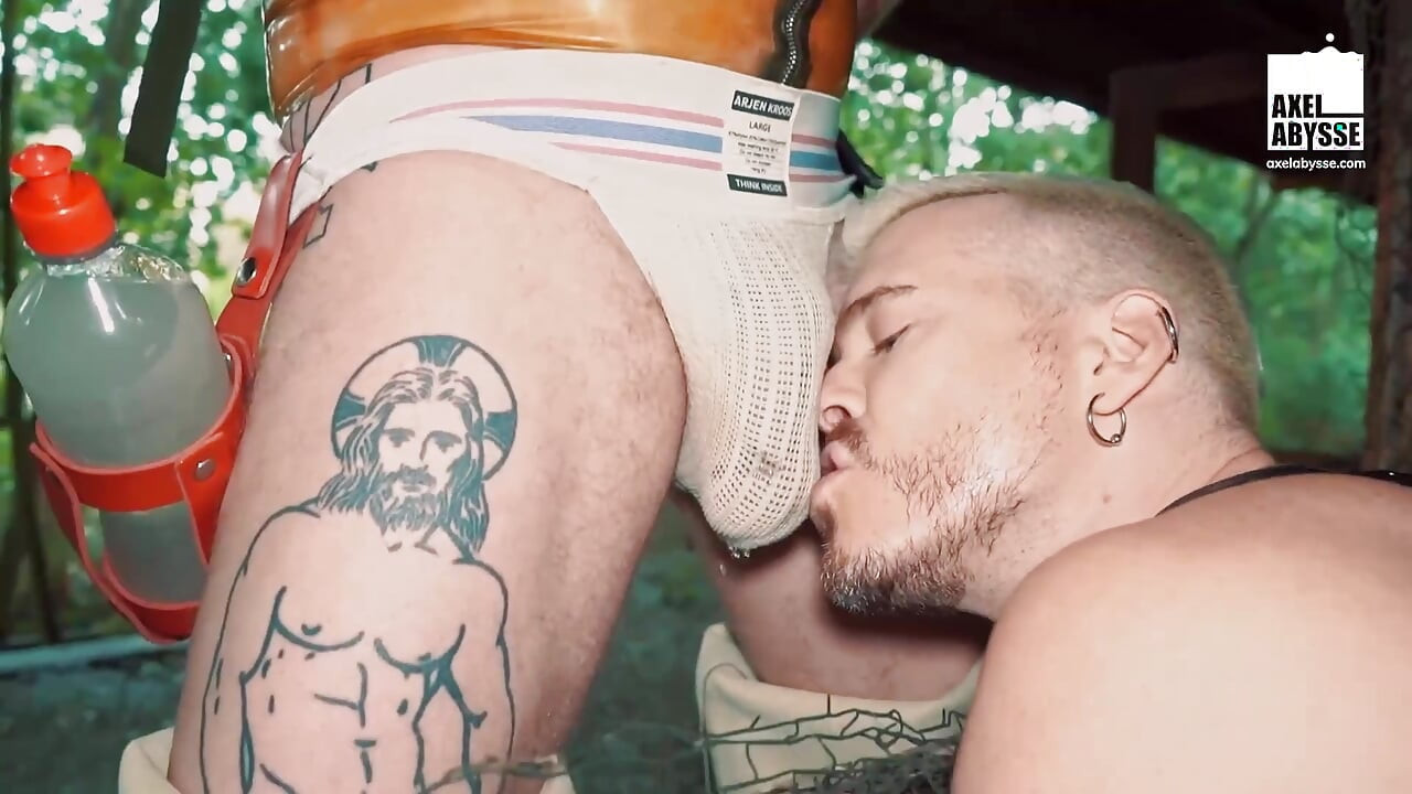 Axel Abysse en Fellball vuistneuken om de beurt diep in elkaars brede konten