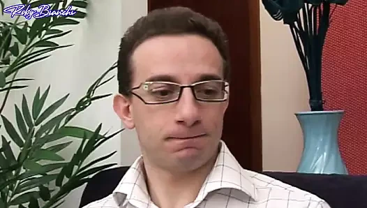 Echte italienische MILF bekommt ihren arsch zu hause auf der couch gefickt