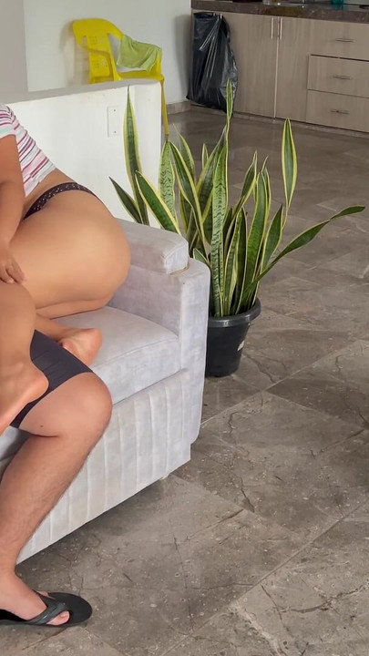 "Üvey erkek kardeş ben onun koluyla oynarken video oyunları oynuyor" dan unutulmaz bir an