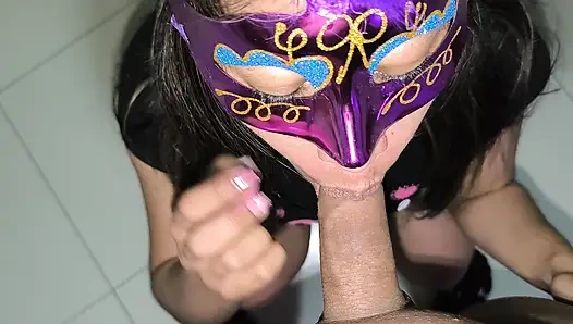 Die stieftochter lutscht den großen schwanz ihres stiefvaters sehr gut