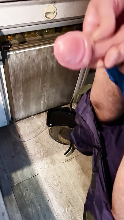 Menggoncang zakar saya yang dipam