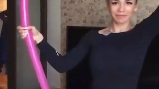 Garota loira sexy mergulhar na garganta