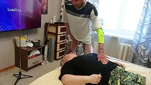 Я дрочу мой член и трахаю мою соседку мне в рот, чтобы кончить на нее