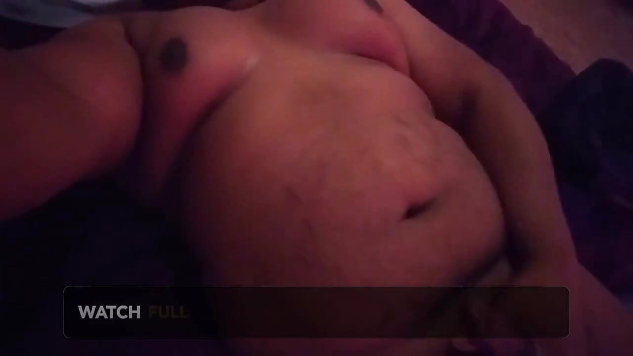 Enby masturbacija sa velikim sisama