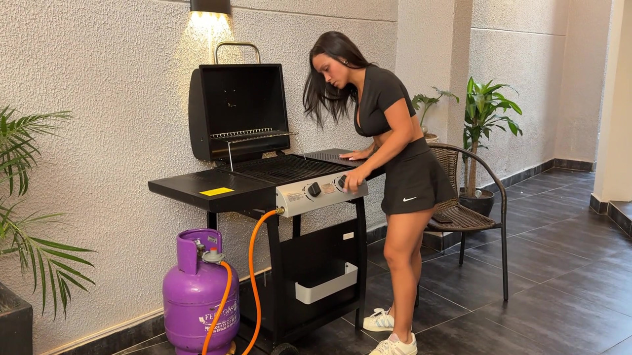 大屁股饥渴的哥伦比亚人挑逗勤杂的男人，直到被狠操daniel mast，lorena doll