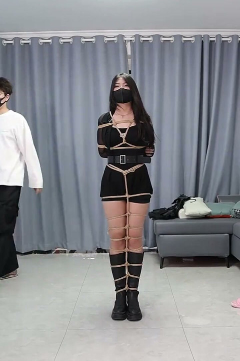 The Bound Girlfriend Moved Around the Living Room, Which Was Very Difficult