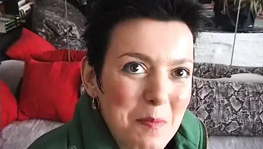 Büyük memeli amatör orta yaşlı seksi sürtük küçük yarak emiyor