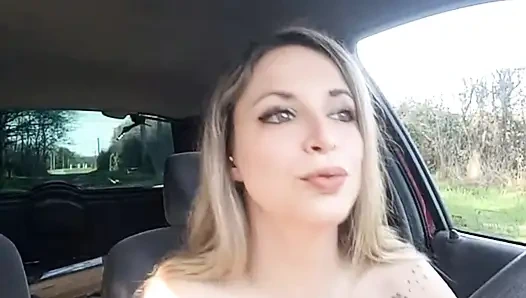 Heißes mädchen beim masturbieren am straßenrand erwischt