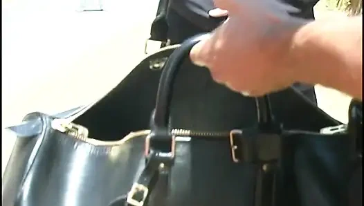 Милая крошка-блондинка наслаждается сосать и отсасывать жесткий член, прежде чем попасть внутрь