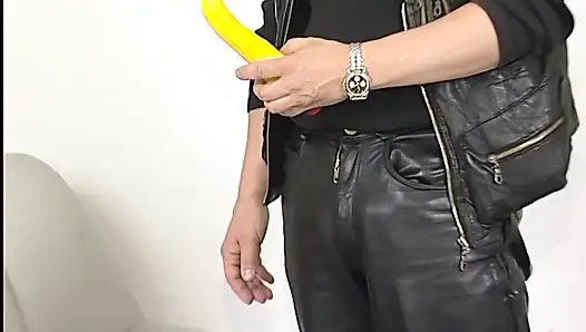 Dünnes blondes schätzchen wird auf castingcouch gefingert und gefickt