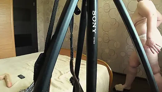 Kamera menonton, istri dewasa merekam untuk cuckold. BBW berdada menunjukkan bagaimana kekasih bercinta. Di balik layar