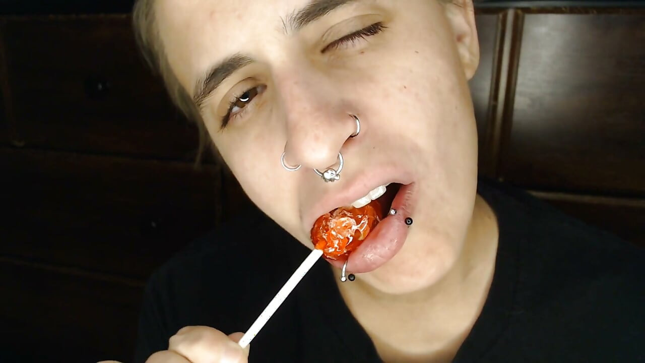 Lesbiană cu piercing - acadea