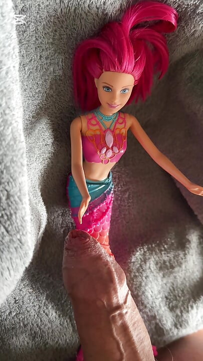 Svršavanje na Barbie Sirena lutku