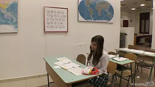 Yaramaz üniversiteli kız Renata Fox gözaltına alınmayı seviyor