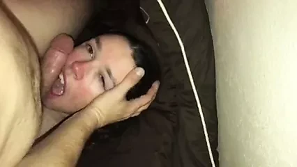 压住一个妓女并操她的脸