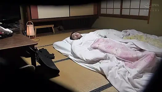 Смешивание с заказ номера, в конечном итоге делить одну комнату с моим занятым коллегой. - Ночное ползание! 2-3