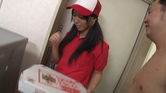 La linda chica del servicio de reparto de pizzas es seducida