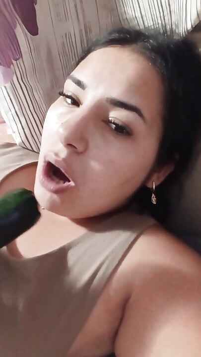Esposa Caliente Chupa Cukkini Para Otro Chico