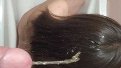Urina caduta sui capelli di una giovane mora, pioggia dorata f