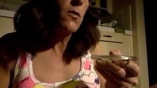 Кроссдрессер Lisa Love с огурцом без рук, доение спермы, вкусная закуска