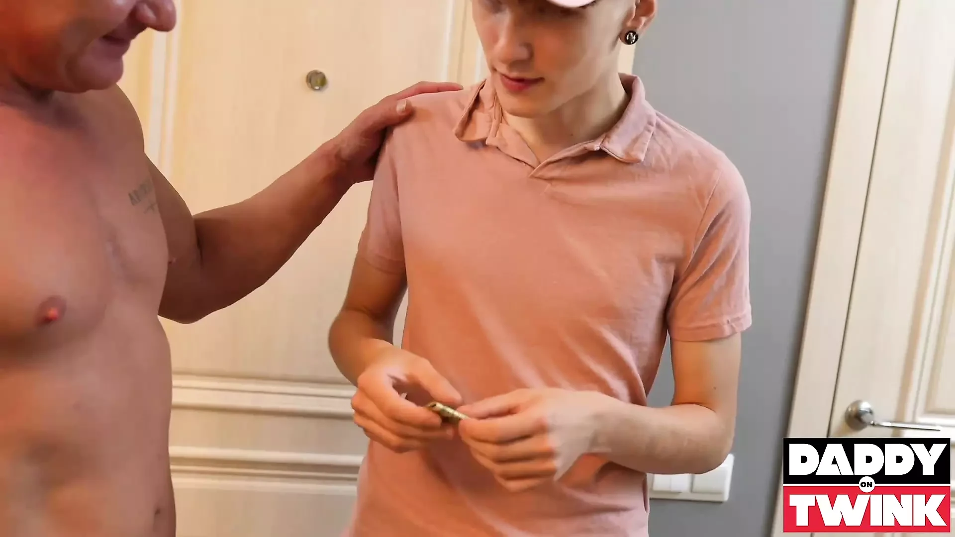 DADDYONTWINK hot twink adam keller sexig hål knullad av den fitness och lex moore