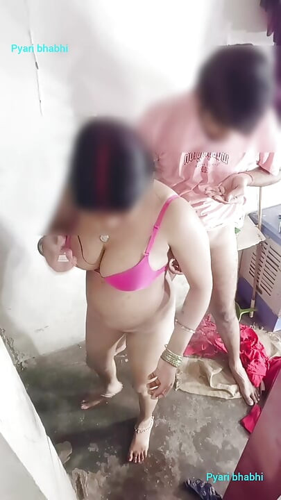 Arsch-muschi ficken, muschi lutschen, brüste lutschen, milch aus der brust lutschen und auf dem schwanz im doggystyle sitzen und direkt auf Hindi-audio liegend