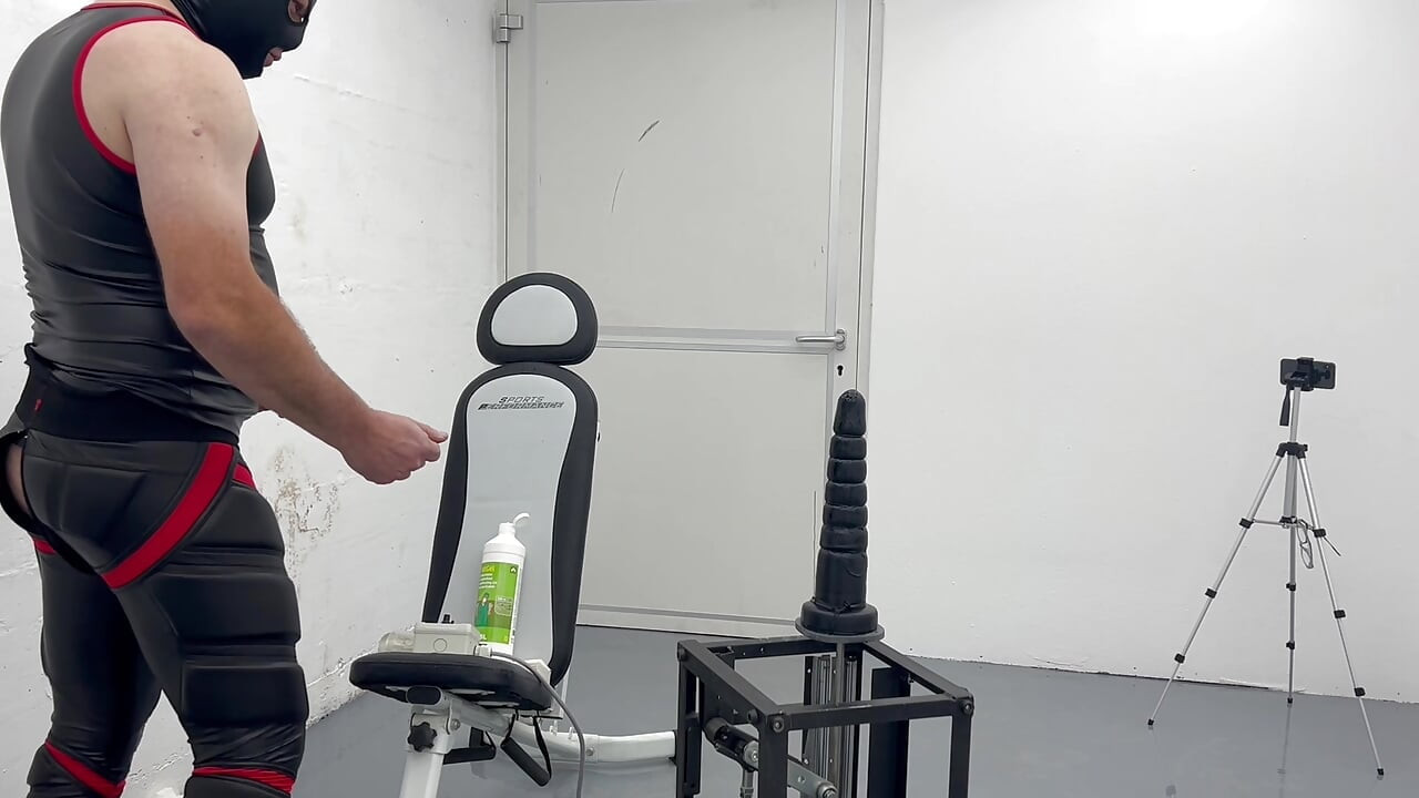 マスクド・ギンプ 48cm ミスター・エド ディルド アナルファッキングマシン 巨大 8.9cm プラグ&ポスト 試み