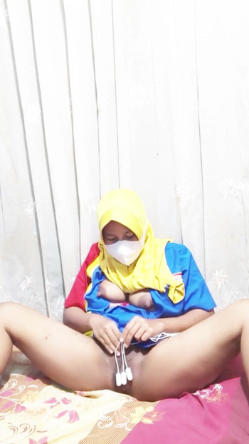 Memorable moment from "Hijab cashier Indomaret masturbates using dildo"