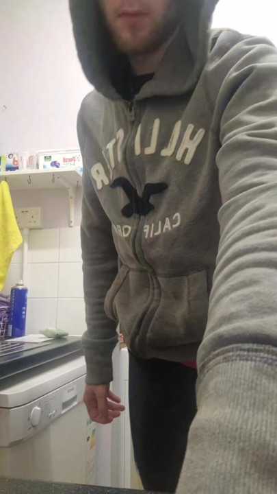 Gecemin tadını çıkarıyor