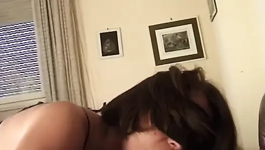 Maskeli orta yaşlı seksi kadın kanepede büyük yarağı emiyor ve sikiyor