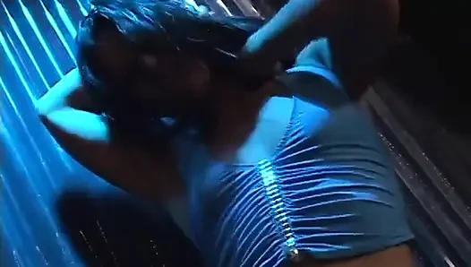 Küçük memeli esmer kovboy kız amını cam bir oyuncakla sikiyor