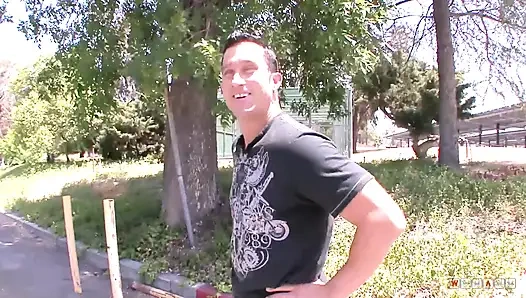 Guru berkaca mata dengan payudara monster alami menjadi liar dengan kontol besar