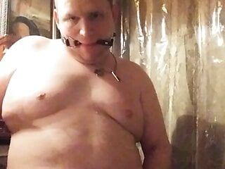 Пухлая жеребенок Jacob Chub с кляпом во рту и мастурбирует вибрирующим батплагом в очко и получает хорошую сперму с гладкой толстой геем
