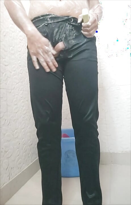 Dar pantolonlu sert uzun bir yarak çıktı.