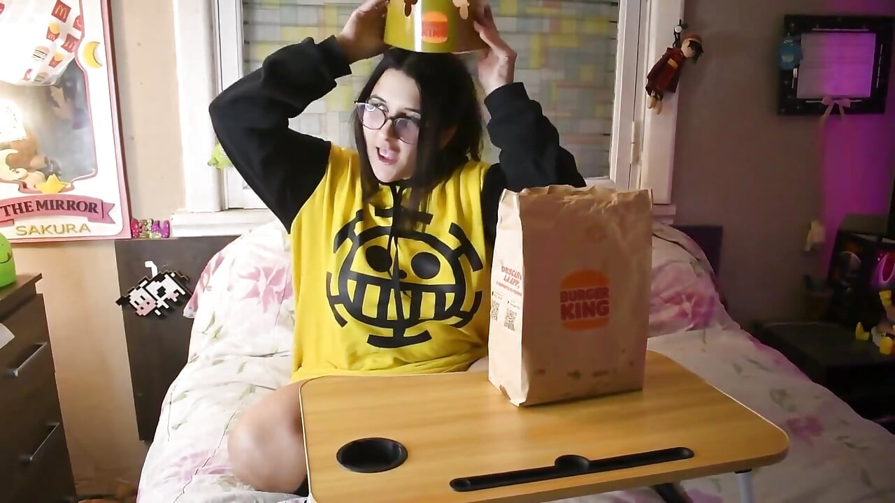 Instrucțiuni de masturbare la mine în timp ce mănânc un burger - Bunny Looner