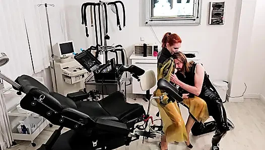 Lastik kliniği sağım makinesinden hikayeler ve gaz maskesiyle seks