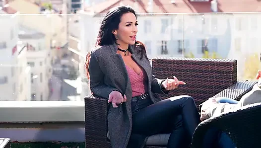 Brünette MILF vögelt Nachbarn