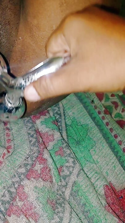 Akeli bhabhi ne chut ki chudai toy se kiya