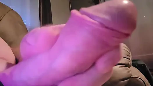 Bu yakışıklı yarakla oynuyor