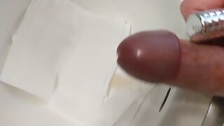 Masturbation rapide avec un vibromasseur sur une bite, éjaculation brutale