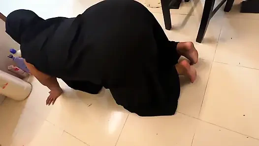 Египетская горячая мачеха застряла в шкафу, когда убиралась и открыла ее большую задницу для анального траха