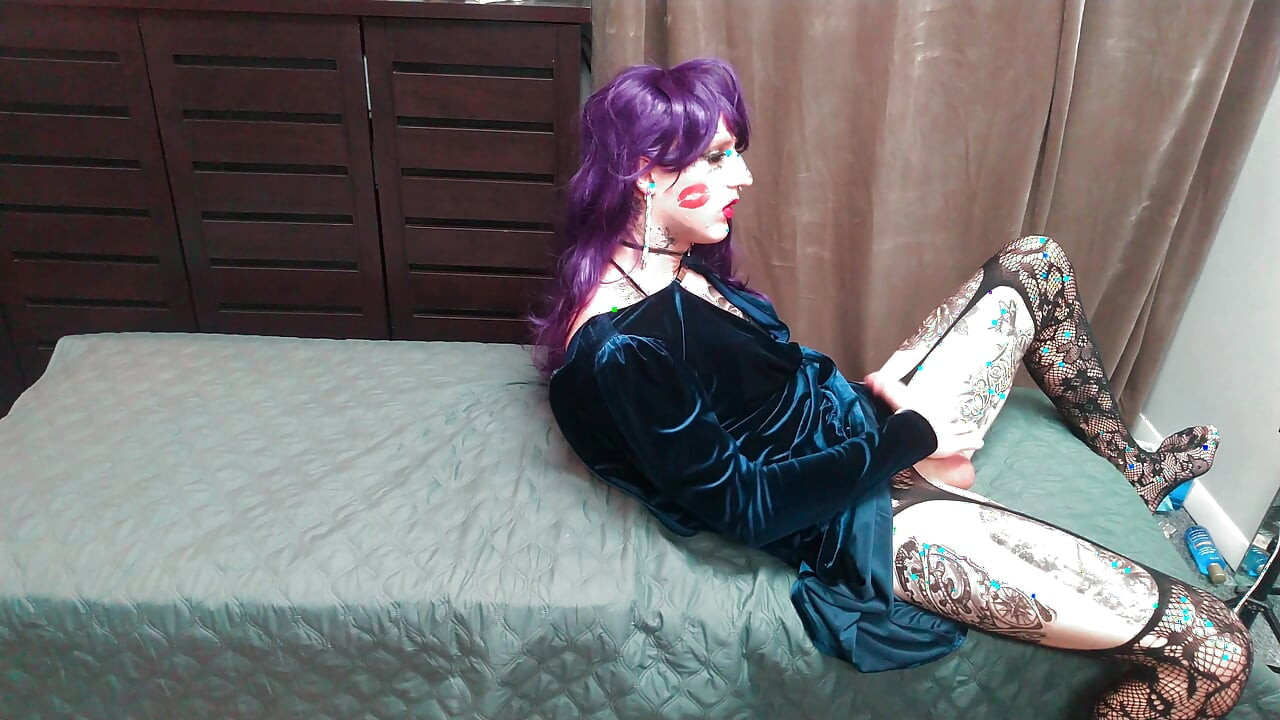 Travesti tatuada extremadamente caliente masturbándose