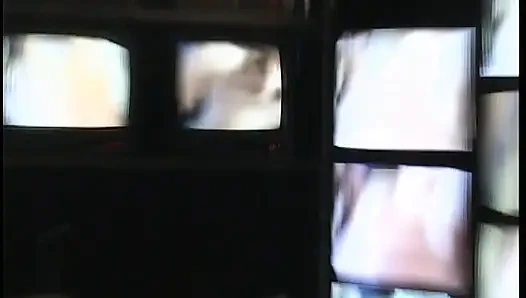 Seksi çoraplı ateşli esmer vahşi sikişiyor ve zevk için çığlık atıyor