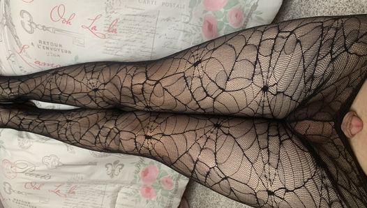 Transgirl gotica in calze a rete si masturba fino all'orgasmo