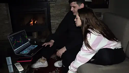 Luchiibb şişman gavatın yanında erkek arkadaşının en iyi arkadaşını sikiyor! Creampie