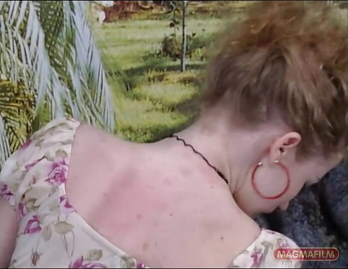 Zrzka s malými prsy a velkým klitorisem je dobře bušena (cq)