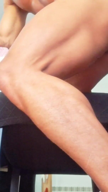 ホットスポーツフィットボーイが椅子の上で巨大なチンポをしゃぎ、イキるまで喘ぐ |クリップ2