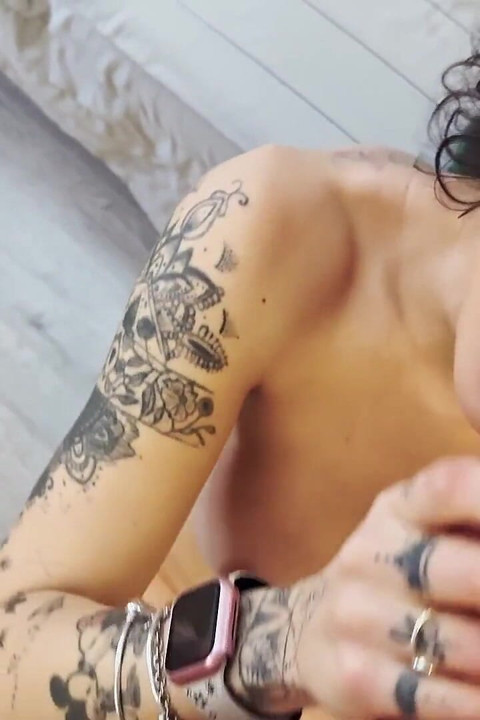 이탈리아 소녀가 자위하다가 무릎을 꿇고 자신의 물결에 구강성교를 한다