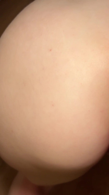 होटल क्लीनर को उम्मीद नहीं थी कि कोई उसके पीछे जाए और उसे चोदें | क्लिप 1