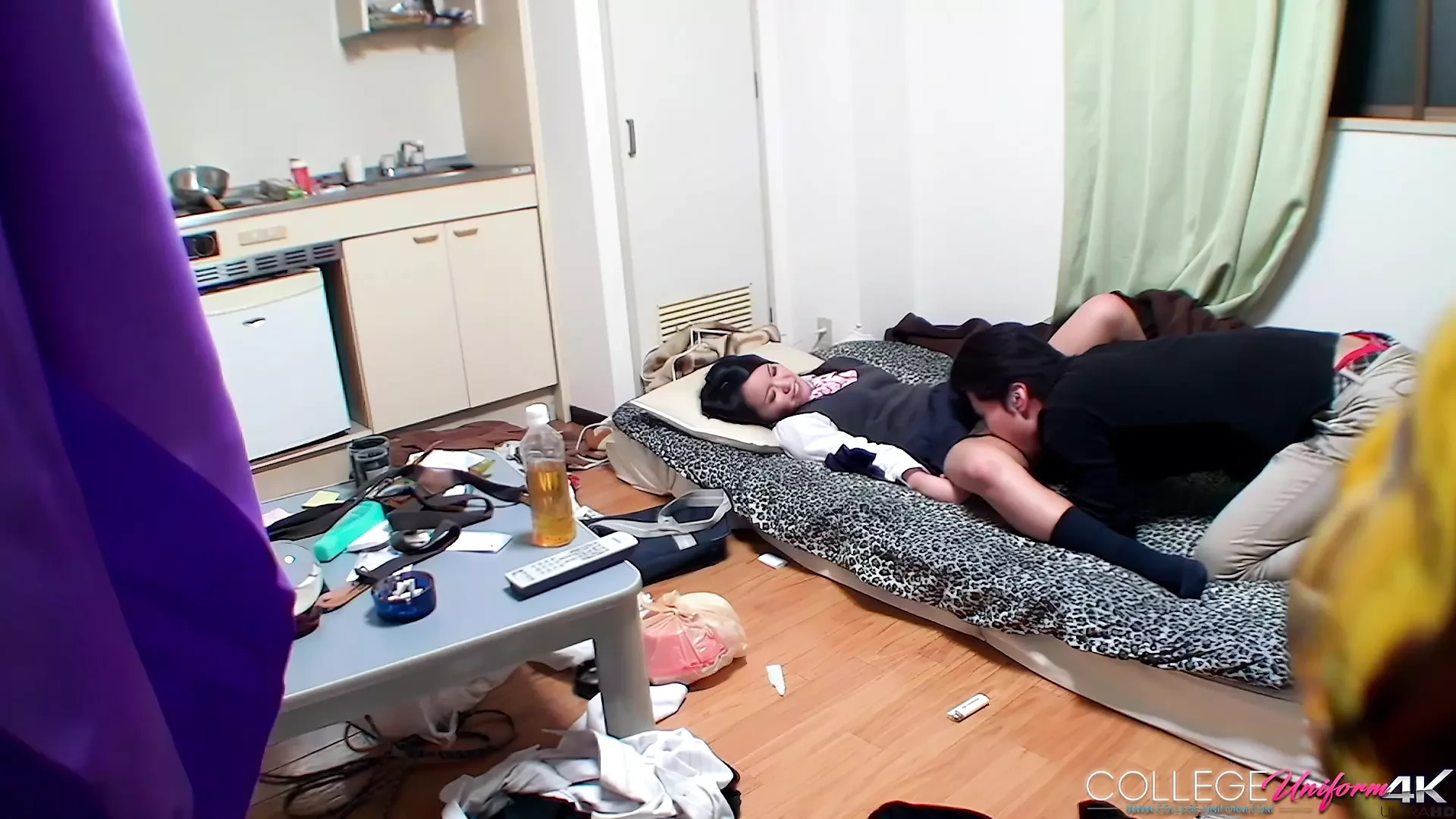 Japans schatje Hitomi benen schudden na een uur lang neuken!